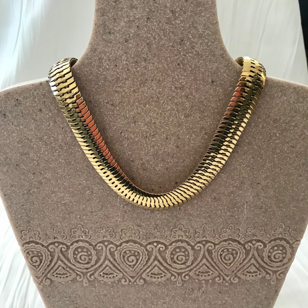 Vintage Monet Gold Tone Necklace. EUC 16” long.